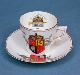 Tasse et soucoupe en porcelaine de Plymouth commémorant le jubilé de la reine Victoria, 1887